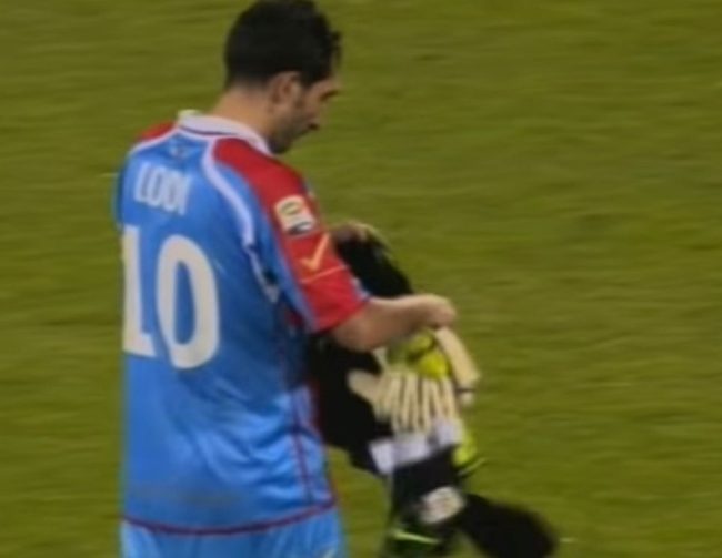 Momento Amarcord: Giroud in porta ricorda Lodi in Catania-Lecce del 2012 con finali diversi…