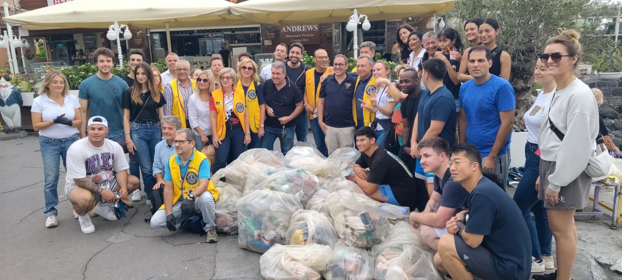 Lions, volontari e militari ripuliscono la spiaggia di San Giovanni Li Cuti: lezioni di pulizia ed ecologia