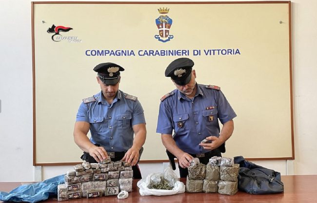 Massiccio sequestro di droga a Ragusa, pusher con oltre 16 kg di hashish