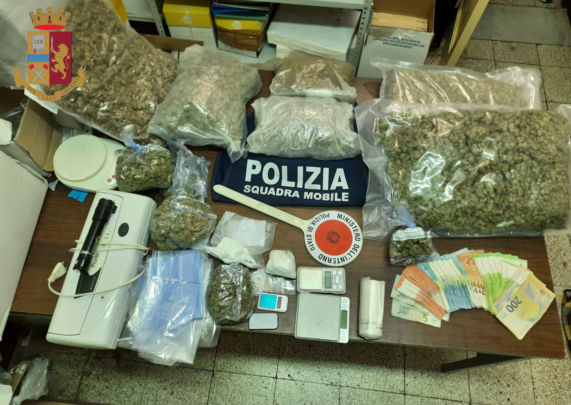 Trovato con oltre sei chili di droga tra marijuana e cocaina in casa: arrestato 45enne a Catania