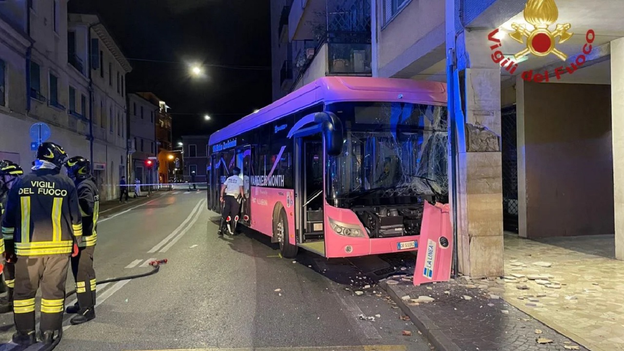 Bus contro pilastro a Mestre, è della stessa società di quello caduto dal ponte
