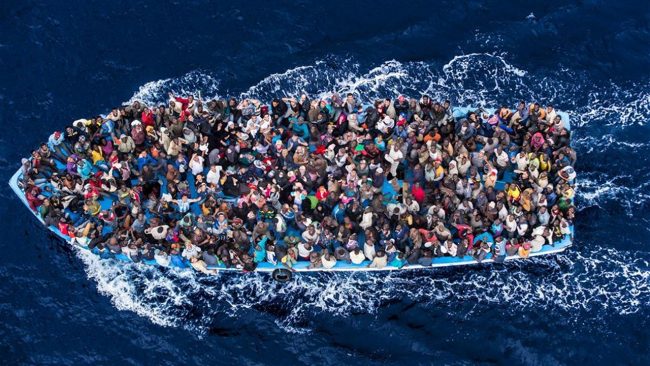 Migranti, riprese le ricerche dei dispersi: recuperati anche 5 cadaveri e un giubbotto