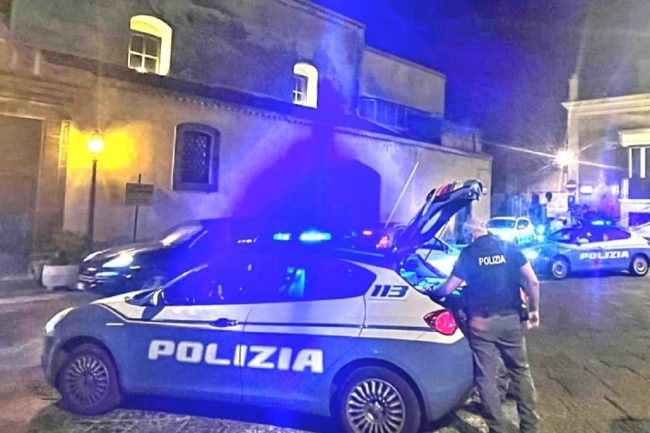 Stalkera e minaccia l’ex moglie con un’ascia, 63enne finisce in carcere
