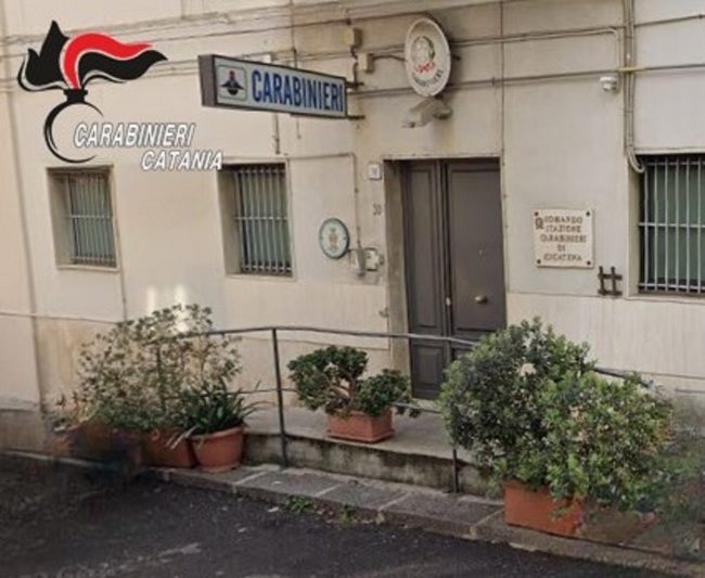 Chiede i soldi per la droga con la scusa di comprare le sigarette, poi minaccia di morte madre e sorella