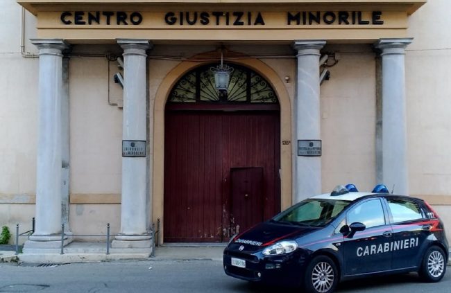 Chiedono 500 euro per restituire moto rubata, arrestati 2 minorenni