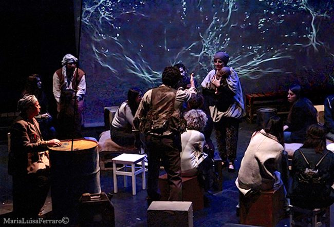 “Sconfinati”, un emozionante viaggio teatrale sul palcoscenico che diventa una barca di migranti