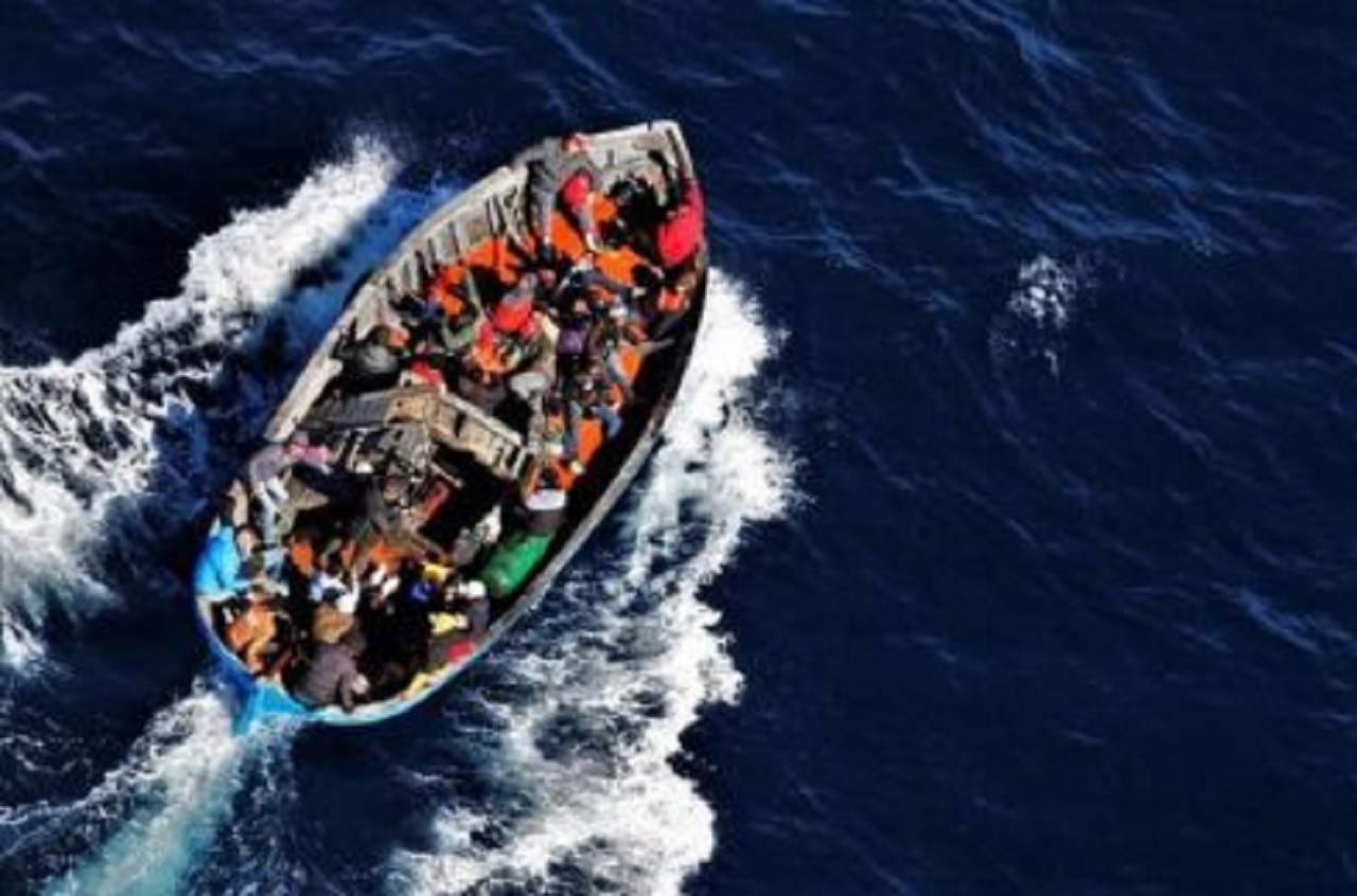 Sbarchi continui a Lampedusa: nelle ultime ore quasi 400 migranti arrivati sull’isola