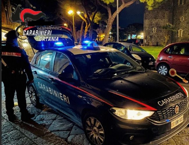 Scappa e semina la marijuana per strada, minorenne nei guai