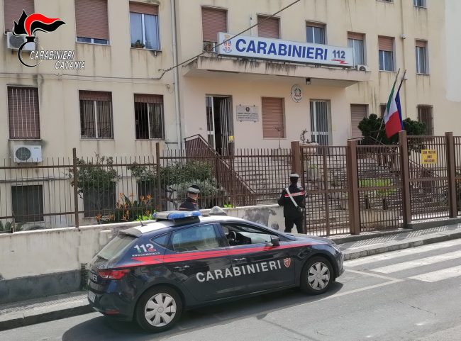 Si presenta a casa dell’ex compagna nonostante il divieto, arrestato 20enne
