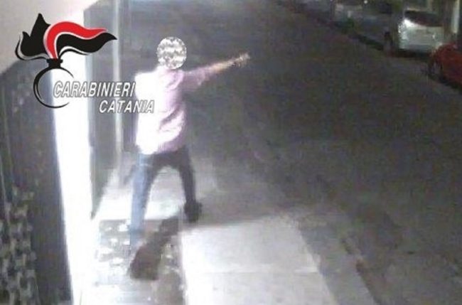 Tenta di far esplodere il bancomat con un petardo: denunciato 40enne a Paternò