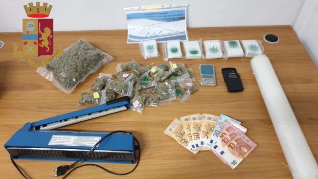Droga nello zaino e in casa, arrestati a Catania tre stranieri beccati anche a danneggiare auto in sosta – VIDEO