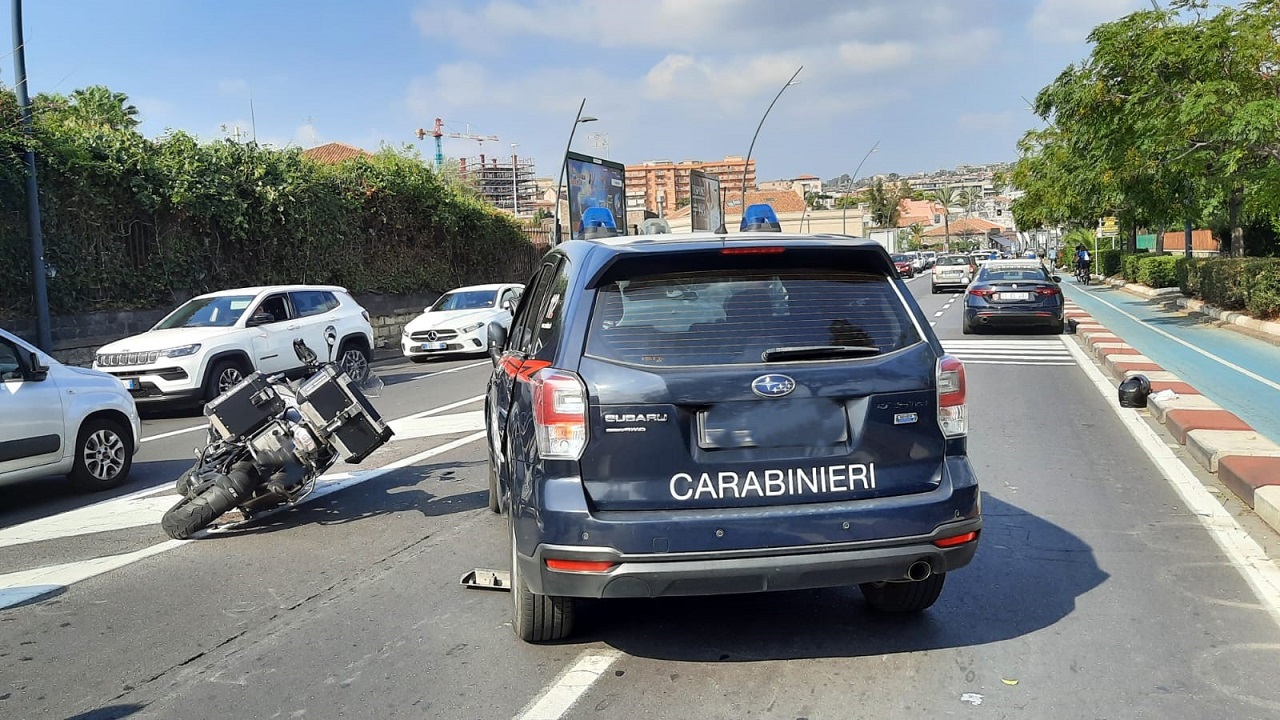Moto contro auto dei Carabinieri, incidente al Lungomare di Catania: traffico in tilt
