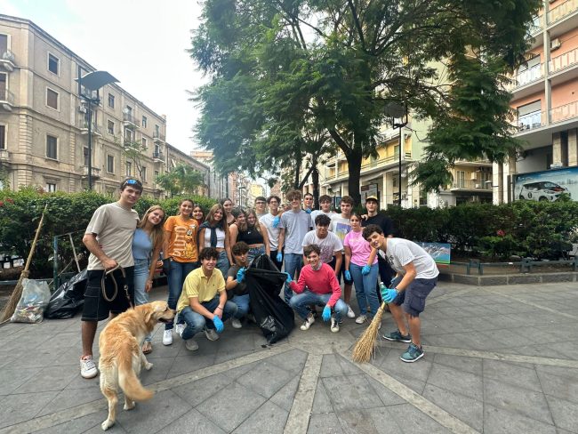 L’associazione studentesca “Uniti per il Cutelli” pulisce dai rifiuti piazza Largo Rosolino Pilo