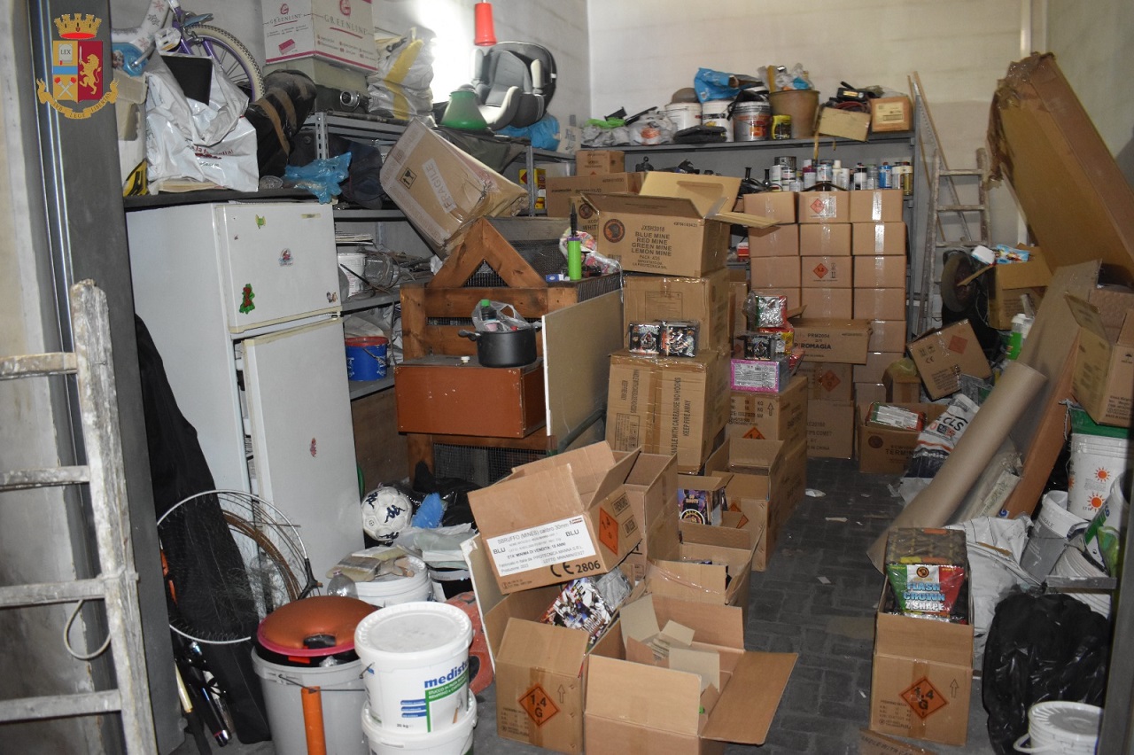 Garage carico di materiale esplosivo, due arresti a San Cristoforo – LE FOTO