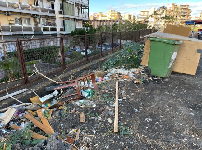 Catania, discarica a cielo aperto in Piazza Lombardo Radice. Comitato Vulcania: “Servono le telecamere”