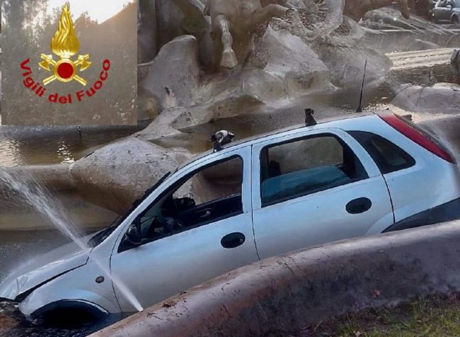 Catania, finisce con l’auto dentro fontana monumentale – FOTO e VIDEO
