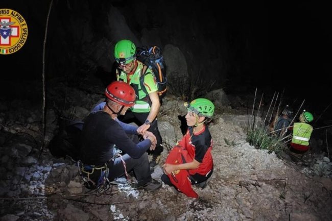 Bloccati a 200 metri di altezza mentre scalano un parete di Monte Monaco: salvati quattro alpinisti