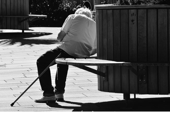 Anziano picchiato a sangue dalla famiglia di un 13enne che aveva rimproverato