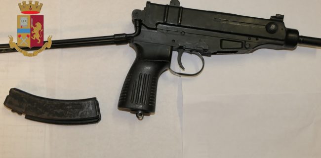 A spasso con un’auto rubata e una mitragliatrice: arrestati due catanesi