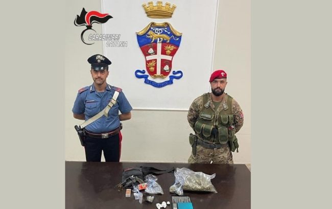 Da Ragusa a casa dei parenti a Biancavilla con armi e droga: arrestato pregiudicato 28enne