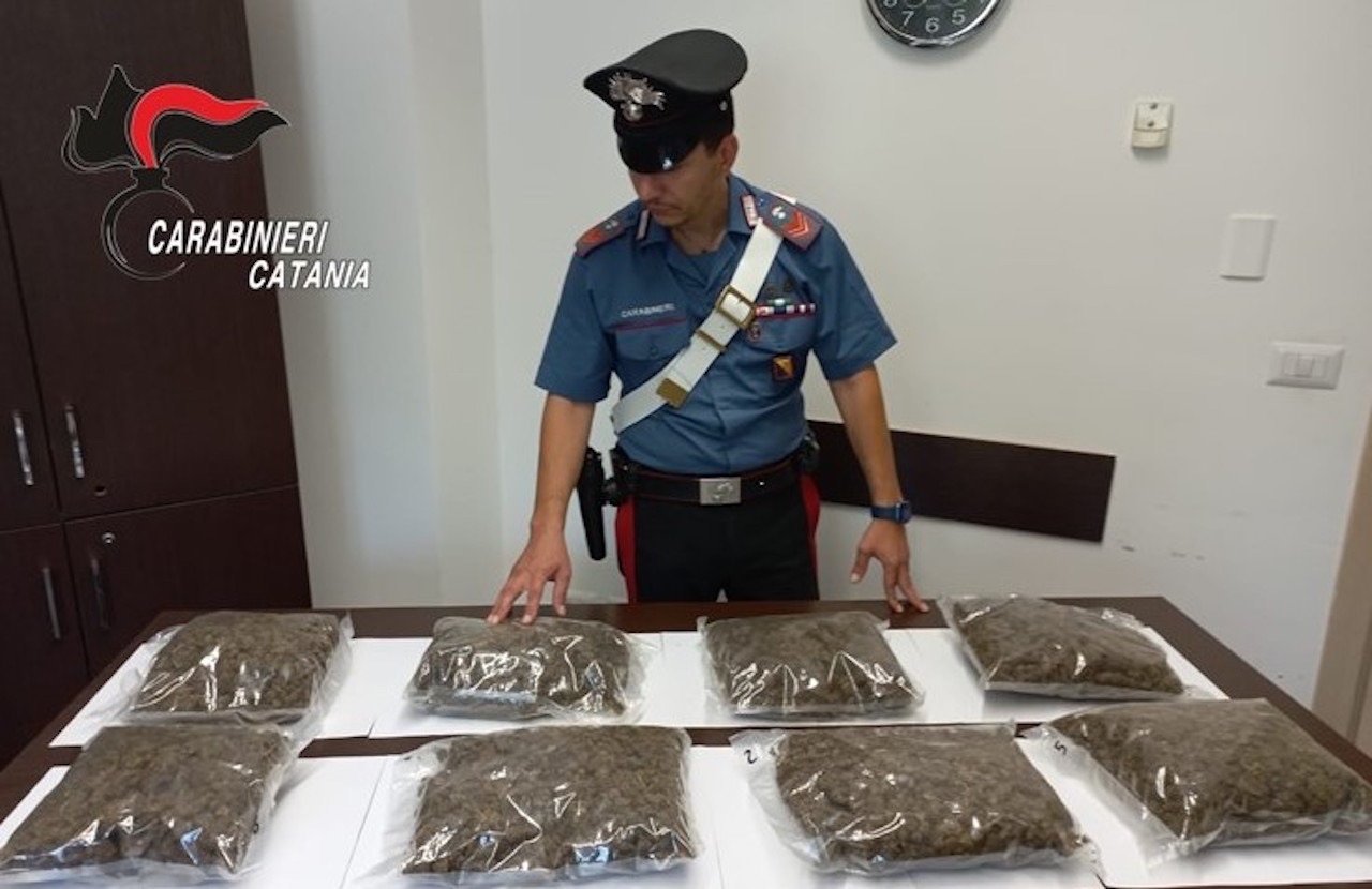 Arrestato catanese con un’auto carica di marijuana