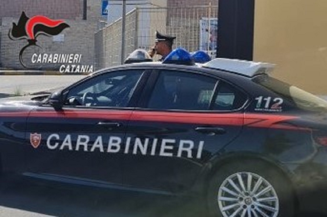 Coniugi in “affari” sorpresi dai carabinieri, stavano rubando un’auto a Misterbianco