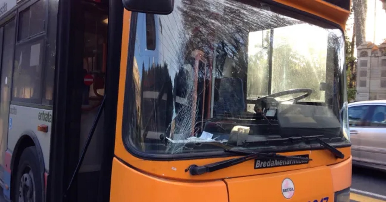 Sassi contro autobus a Palermo, è l’ennesimo caso: indagini in corso