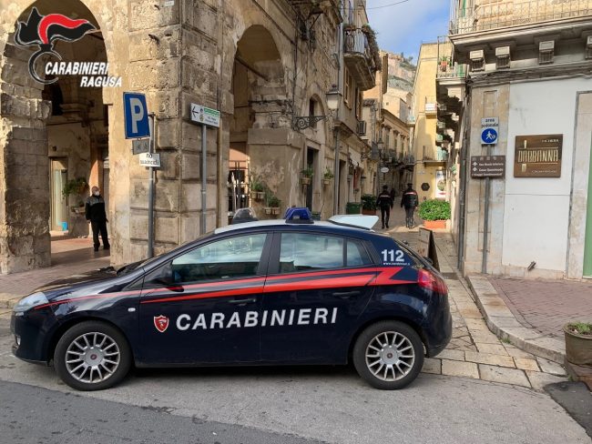 Spingono cameriere a terra e finisce contro un’auto: denunciati 4 ragazzi