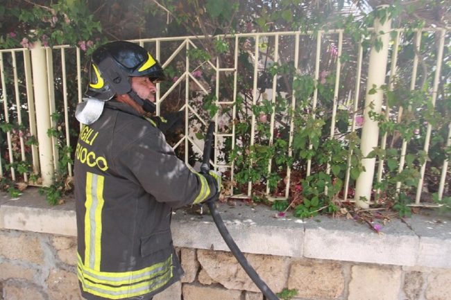 Incendio in un’abitazione, poliziotto salva 4 bimbi e il loro cane