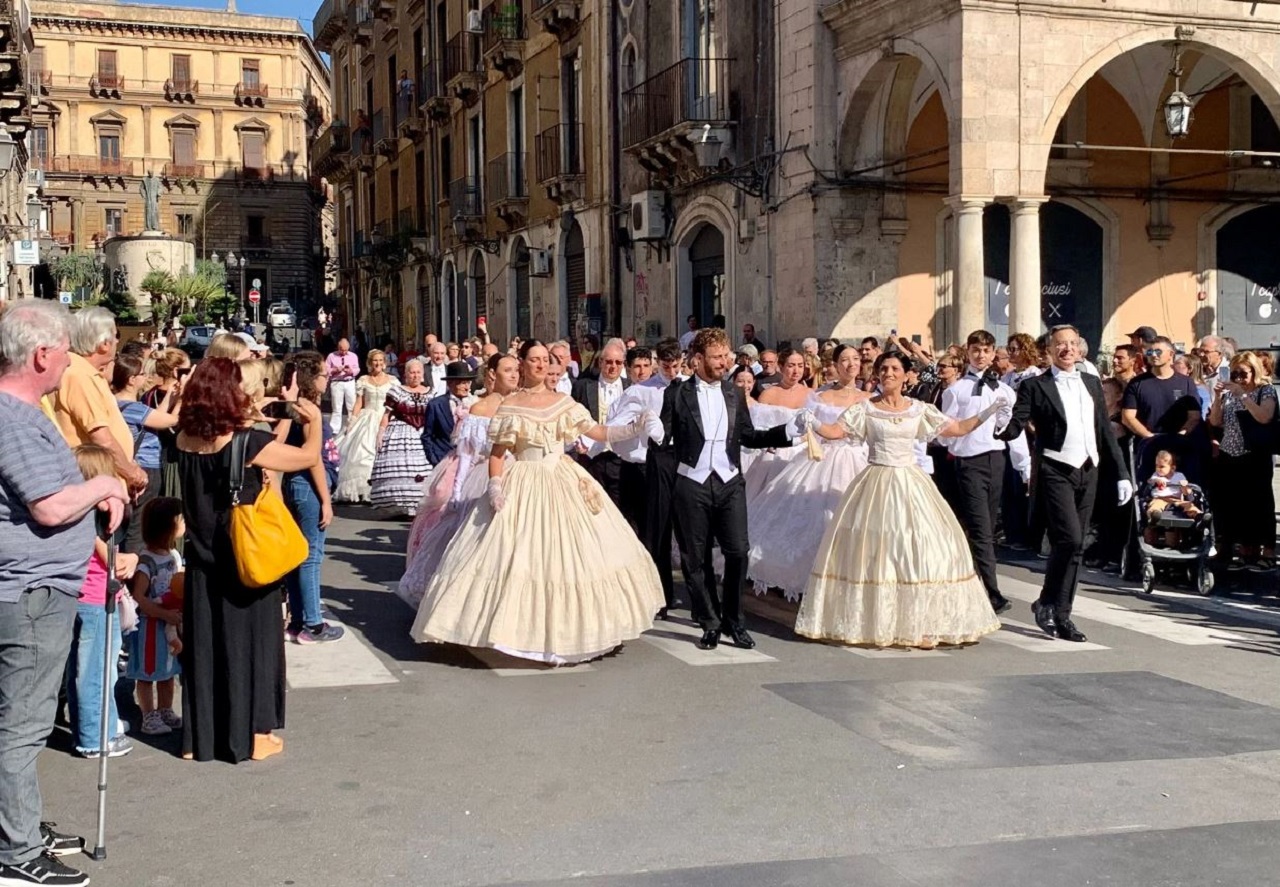 Catania, si aprono le danze in piazza Mazzini: un tuffo nell’Ottocento