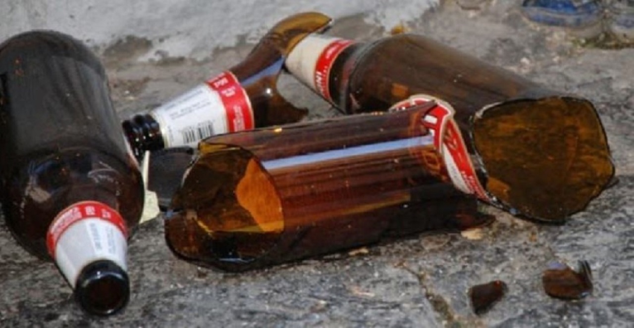 Lancia bottiglie di vetro in un locale della movida, feriti due agenti a Catania