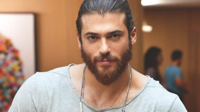 Palermo, Can Yaman lancia telefono di un uomo che lo riprendeva: ecco perché
