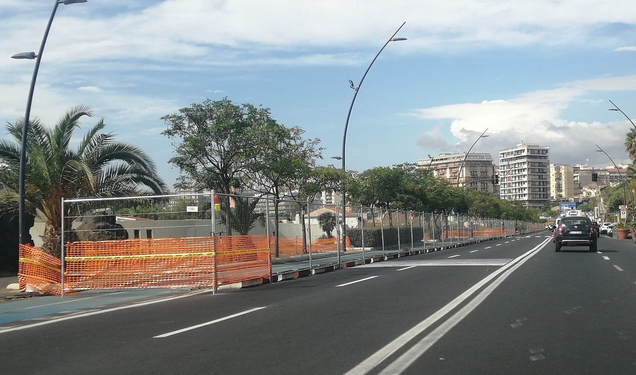 Lavori manutenzione pista ciclabile del lungomare di Catania, un “cantiere fermo”