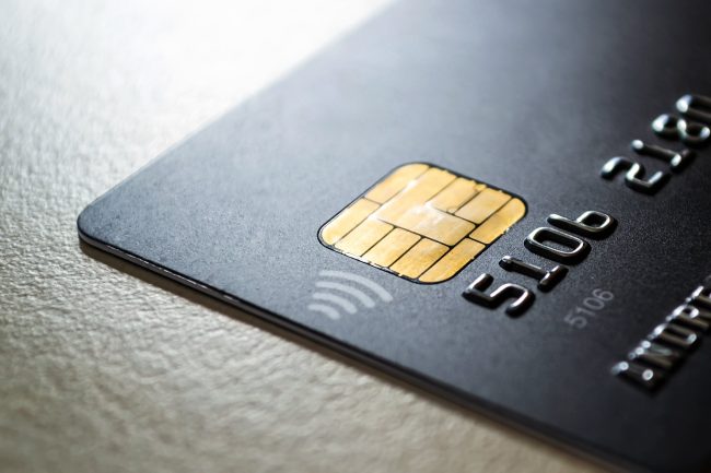 Shopping sfrenato con carta di credito non sua, arrestato