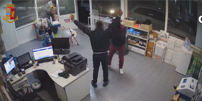 Rapine violente, estorsioni e spaccio: scatta l’operazione “Catena spezzata” a Catania