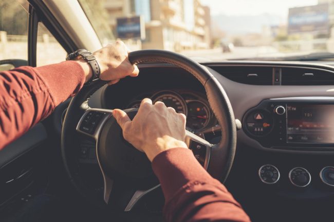 Precedenza non rispettata e un colpo di clacson di troppo: automobilista preso a pugni in faccia