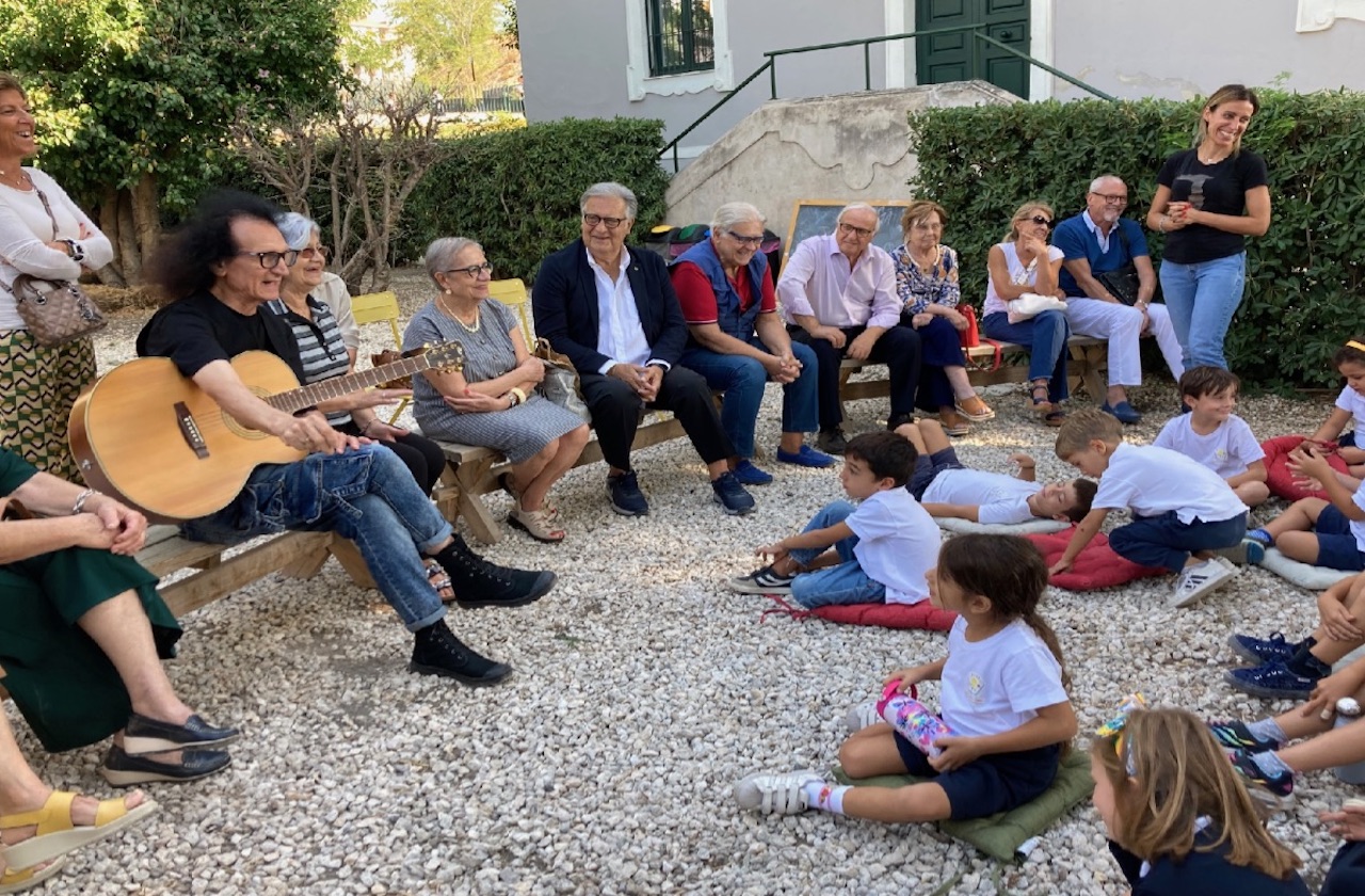 Festa dei nonni, un giorno a scuola per raccontare il passato e progettare il futuro