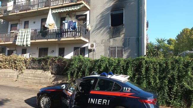 Incendio in un appartamento a Mascalucia, salvata una coppia di anziani