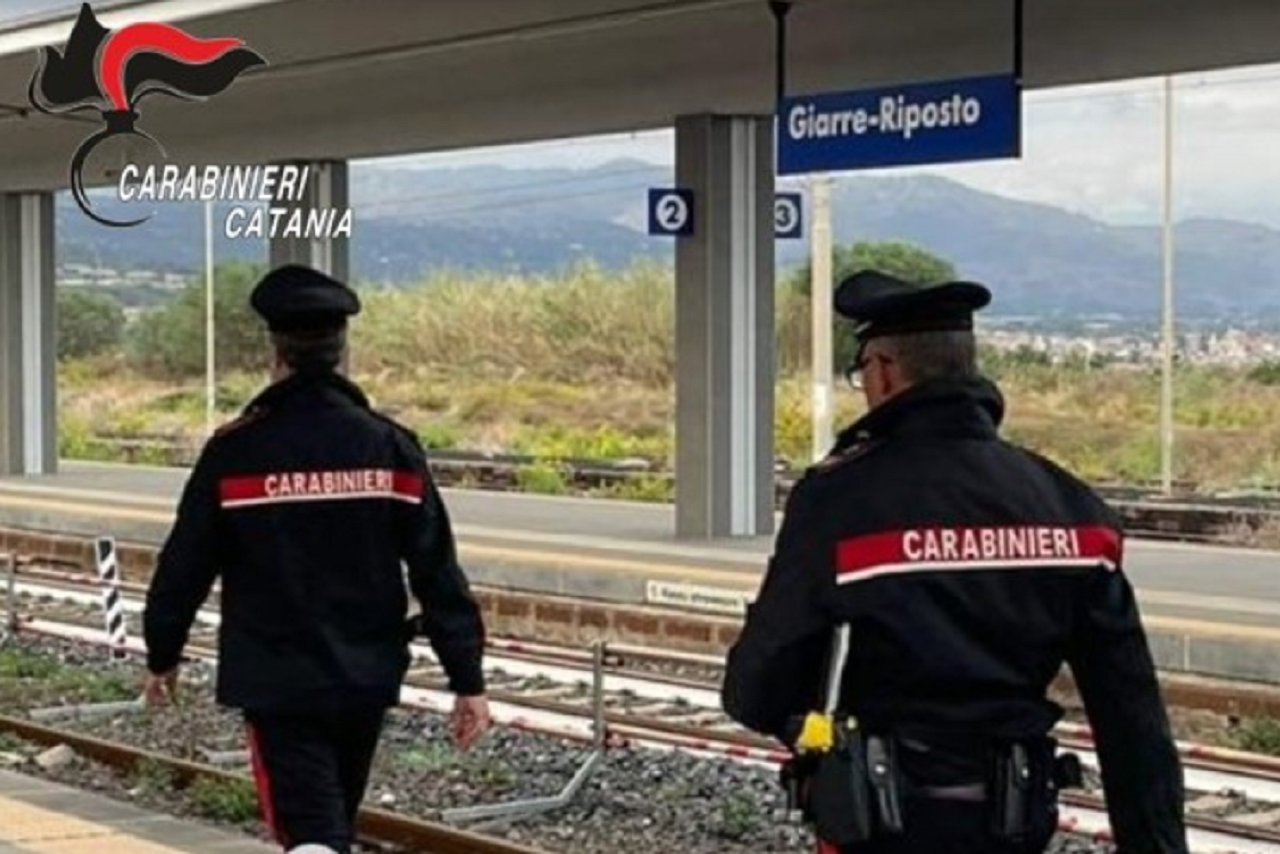 Paura a Giarre, ragazzo al centro dei binari in stato di alterazione psico-fisica