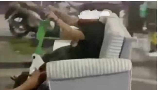 Gira per Catania col monopattino ma seduto sul divano: nei guai 15enne, multa ai genitori – VIDEO