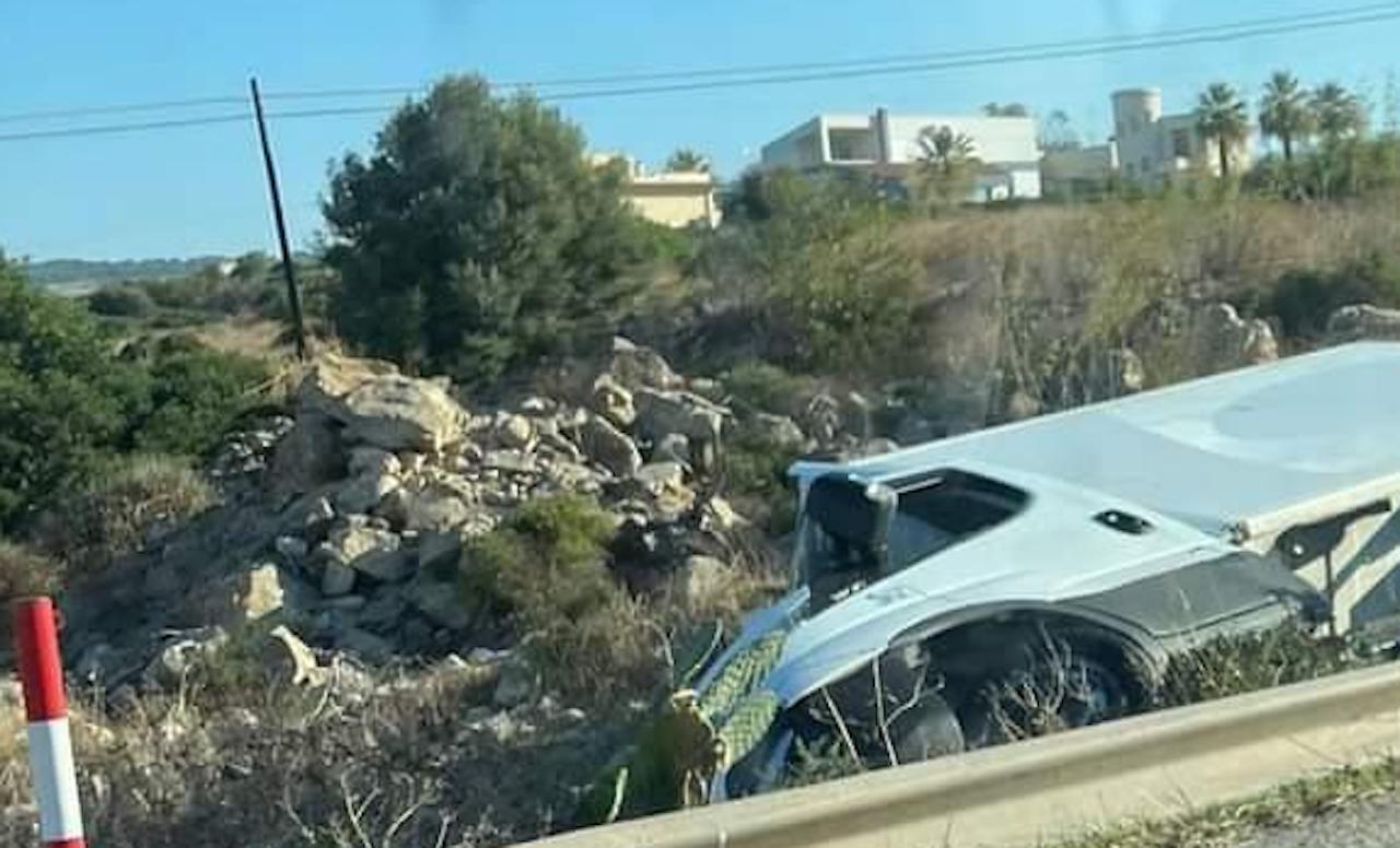 Incidente autonomo nel Ragusano, a Palermo un’auto si ribalta: due feriti