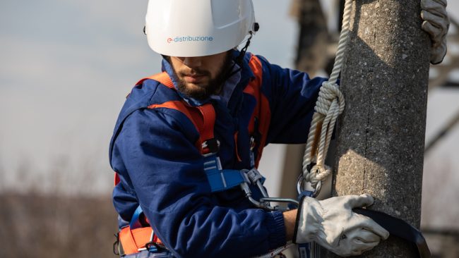 Operatore Enel colpito da scarica elettrica, è grave