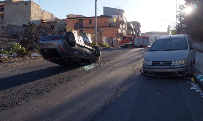 Donna si ribalta con l’auto a Paternò