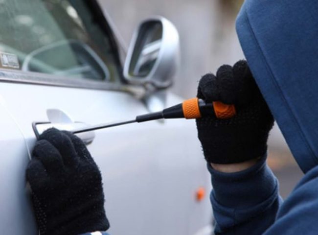 Ladri di auto in azione a Palermo, ma i residenti tendono loro una trappola