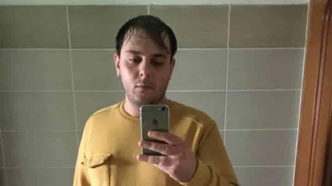 Uccise il figlio in piazza con 14 colpi di pistola, chiesti 21 anni di carcere per poliziotto
