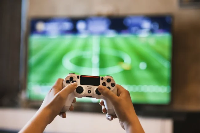 Arrestato youtuber siciliano con un milione di follower: avrebbe abusato di un 13enne
