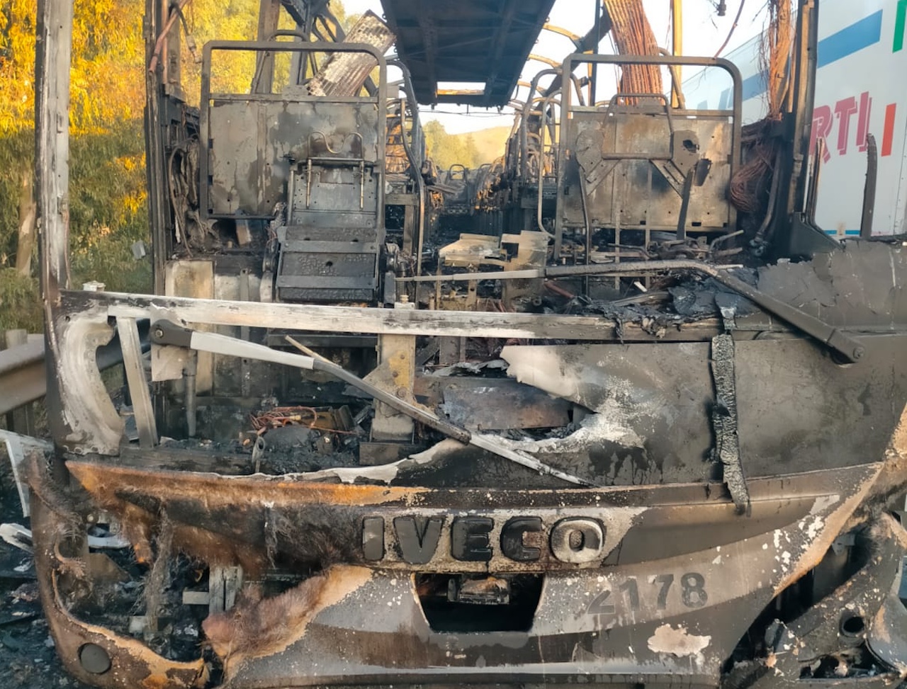 Riaperta la A19 Palermo-Catania dopo un pullman in fiamme