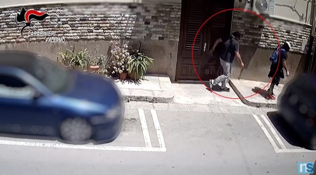 Aggredita e imbavagliata: portati via 70mila euro in contanti dall’abitazione di una anziana, arrestati