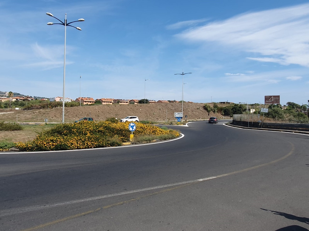 Ripitturata la segnaletica orizzontale tra Catania e Aci Castello: “Adesso interventi sul manto stradale”
