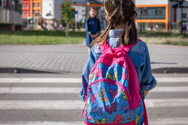 A scuola con zaini troppo pesanti, la protesta parte da Ragusa
